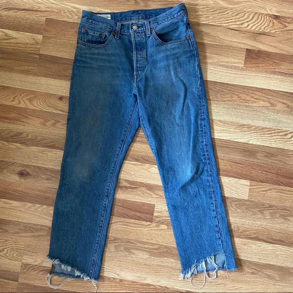 Women’s Levi’s 501 Crop Bottom Jeans - Picture 2 of 9